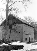 Gavel på sädesmagasin i Latorp i Tysslinge, april 1985