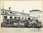 Personal och chefer vid en större verkstad (?) någonstans i Växjö, 1948.