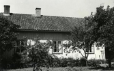Bostadhus på kaptensbostället Torås i Vallda. Framför byggnaden ligger trädgården med fruktträd.