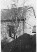 Gaveln till ett bostadhus med mansardtak på Nygatan 2 i Kungsbacka. (Se även bildnr G8631)