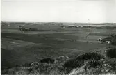 Odlingslandskap. Bilden är tagen från högsta berget mellan Ängås och Halla, mot Vallda Sandö. Ängås, Halla, Vallda socken