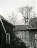 Selma Perssons gård, Rammberg, Älvsåker. Del av bostadshus till vänster, en överbyggd källare i mitten och skymt av ekonomibyggnad till höger.