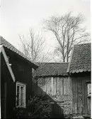 Selma Perssons gård, Rammberg, Älvsåker. Del av bostadshus till vänster, en överbyggd källare i mitten och skymt av ekonomibyggnad till höger.