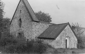 Hanhals gamla kyrka när den stod som ruin mellan 1894 (då en ny kyrka uppfördes) och 1940 då den återinvigdes. Arbetet med att renovera kyrkan leddes av landsantikvarien Erik Salvén och stadsarkitekten i Halmstad Figge Wetterqvist. Här ses västra gaveln och vapenhuset på södra sidan.