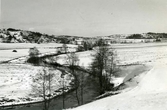Vintrig bild av Kungsbackaån som ringlar sig genom landskapet vid Anneberg.