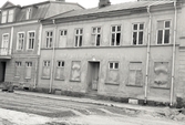 Fastighet på Smålandsgatan-Fabriksgatan med plåttak och putsad fasad. Byggnaderna var förfallna och stod tomma.
