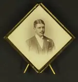 Man i ovanlig ram, 1890-tal