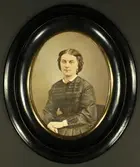 Kolorerat kabinettsfoto i oval ram