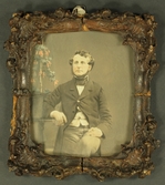 Handkolorerat mansporträtt i träram, 1870-tal