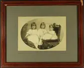 Barnen Anna, Johan och Carl hos fotografen, 1870-tal