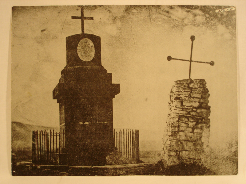 Olavsstøtta på Olavshaugen. Monumentet til venstre ble reist i 1807 av stiftmann Fredrik Adler. Fram til 1880-tallet sto den side om side med Lemfortsstøtta fra 1710. Foto: Stiklestad Nasjonale Kultursenter