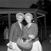 Bilismen och de fria lördagarna lockar publik från Folkparkerna. 
14 juli 1959.