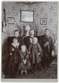 Kabinettsfotografi - familj i hemmet, Uppsala