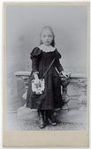 Kabinettsfotografi - liten flicka med en axelväska