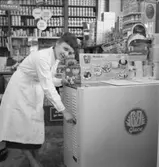 Glace-Bolaget: bilder för kundtidning, flicka med tårtor, d:o med skyltmaterial, ny bil, frysbox