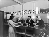 Glace-Bolaget, plastcup med garnering, stängd och öppnad, interiör Vips glassbar