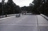 Bilar och cyklister samsas på Hagabron, 1957