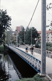 Cylister på hängbron i Rosta, 1957