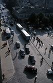 Bilar, bussar och cyklister i trafiken vid Järntorget, 1957