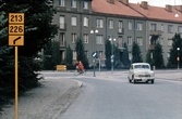 Trafikskyltar visar vägen till riksvägen, 1957
