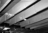 Ljudnivån i konfektyravdelningen dämpas med hjälp av skivor i taket.