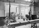 Handgjutning av halstabletter under 1920-talet.