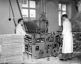 Sany-maskinen på 1930-talet. Till vänster Göran Jansson. Till höger Erik Persson, förman, senare verkmästare.