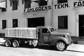 Lastbil utanför F. Ahlgrens Tekniska fabrik 1943.