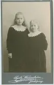 Porträtt på Axel Carléns familj år 1903. Dagmar 10 år och Annie 8 1/2 år.