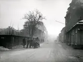 Korsningen Bäckgatan - Sandgärdsgatan österut, en råkall vårvintermorgon. Växjö, 1940-tal.