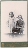 Kabinettsfotografi - två små flickor, Södertälje