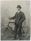 Ateljéporträtt - man står vid en cykel