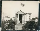 Hedvig Gyllenhaal vid sin kolonistuga vid Fyrisbadet, Uppsala