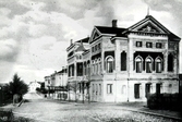 Varbergs teater sedd från söder längs Kungsgatan, med entrén vid Engelbrektsgatan. Teatern uppfördes 1895 efter ritningar av arkitekt Lars Kellman. Bortom teatern syns 
