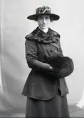Ateljéfoto, kvinnoporträtt i hatt och muff, beställare: Hulda Bengtsson.