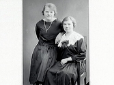 Ateljéporträtt av två unga kvinnor. Anna Hallin beställde bilden och är troligen kvinnan till höger.