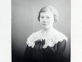 Kvinnoporträtt av Anna Hallin, Varberg. Han bär en stor vit spetskrage över en mörk klänning.
