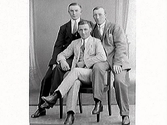 Ateljéporträtt av tre män, beställt av Edvin Elf, Grimeton som troligen själv är en av dem.