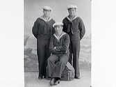 Tre sjömän där han i mitten sitter på en 