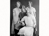 Ateljéfoto av fyra kvinnor, troligen systrar. Karin Bengtsson från Tingsslätts gård, Berghem, beställde bilden och är antingen deras mor eller en av kvinnorna på bilden.