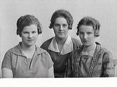 Ateljéfoto av tre unga kvinnor, troligen systrar. Nanny Andersson från Karl Gustav beställde bilden och är antingen deras mor eller en av dem.