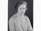 Porträtt av ung kvinna med pärlhalsband, Gulli Glasell, Varberg.
