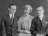 Tre av syskonen Bexell, två män och en kvinna. Kandidat Rolf Bexell beställde bilden och är troligen mannen till höger.
