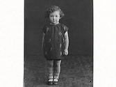 Flickporträtt. Fru Dolovitz, Kv Apotekaren, Östra Långgatan 34 A, beställde bilderna och är troligen barnets mor.