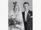 Bröllopsbild av brudparet Einar och Karin Henriksson från Idala. 3 bilder. Porträtt i halv- och helfigur samt brudpar med brudfölje.