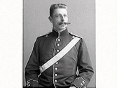 Ung man vid namn Engström i uniform och stor mustasch.