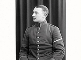 Ateljéporträtt av 108 C N Englund klädd i uniform.