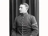 Ateljéporträtt av 108 C N Englund klädd i uniform.
