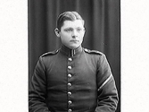 Ateljéporträtt av 209 G C Bergqvist klädd i uniform.