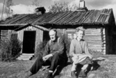 Hemmansägaren Henning Jansson, 71 år med syster Beda, 74 år utanför sin finska rökstuga i Ritamäki, Lekvattnet, som de lämnade i oktober 1964. Den sista bebodda finska rökstugan.